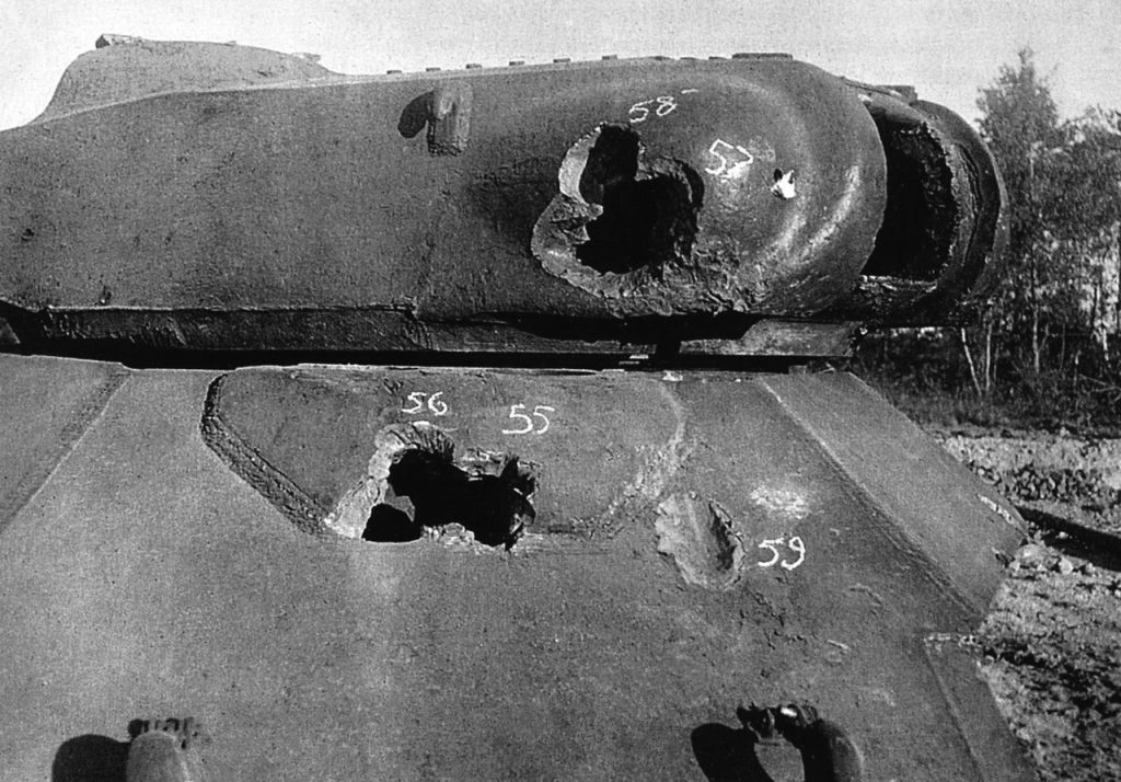 Muestra de daños hechos a la torreta y blindaje frontal a un prototipo del IS-4