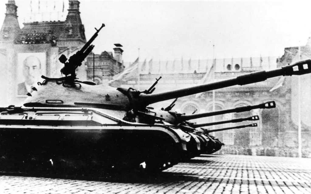 Tanques T-10 desfilando en Moscú 