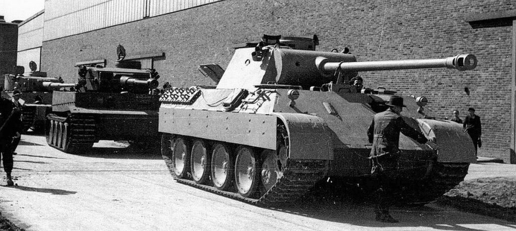 Personal japones inspeccionando un Panzer V ausd D y dos Panzer VI ausf H