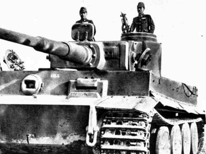 Oficiales japoneses operando un Panzer VI ausf H Tiger