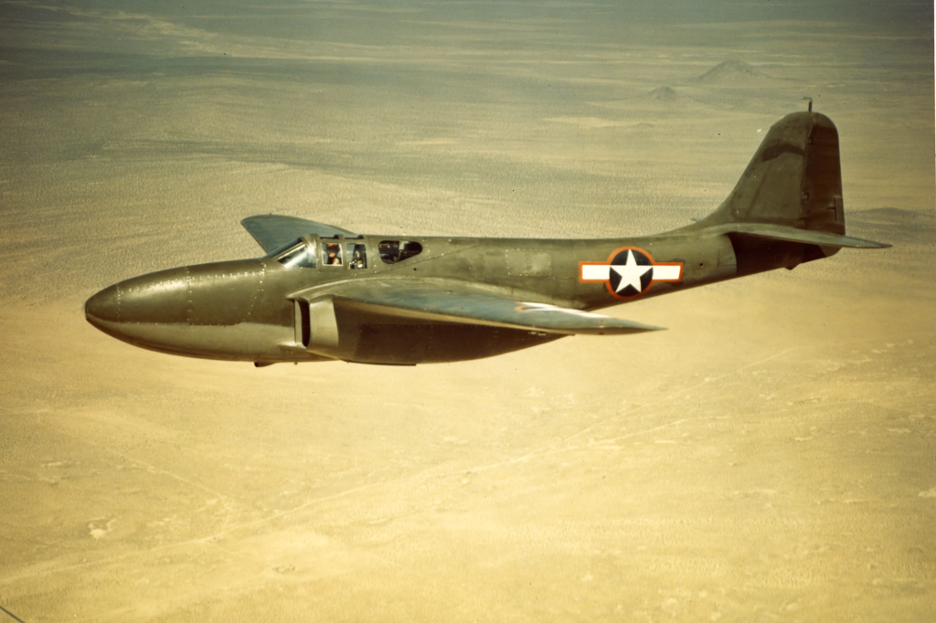 Un XP-59A sobrevolando la base de Muroc en 1942.