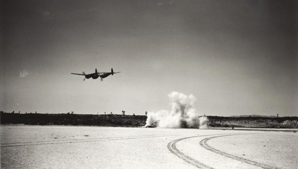 P-38 Lightning realizando pruebas de ataque a tierra.