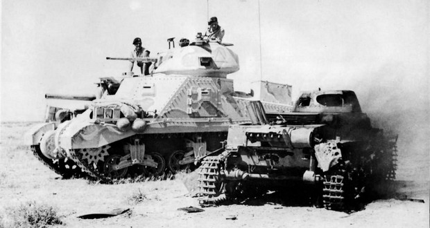 M3 Grant británico pasando al lado de un Panzer II destruido en la campaña del Norte de África