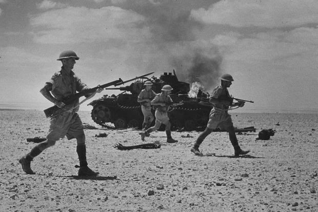 Soldados británicos pasando al lado de un Panzer III destruido en el Norte de África