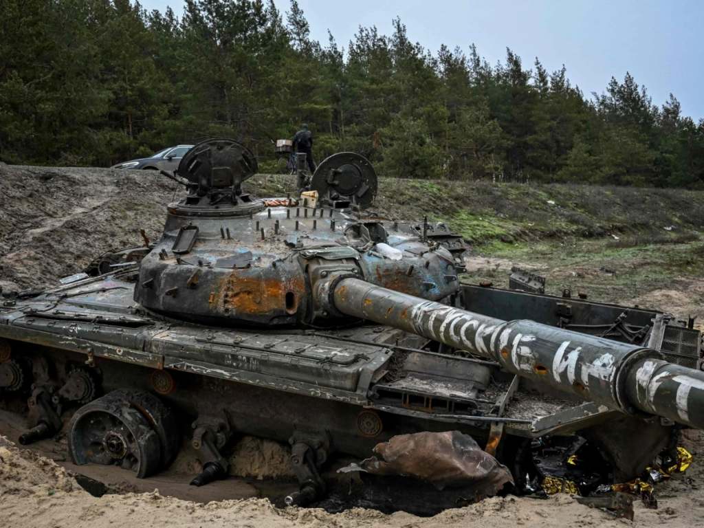 T-72 ruso destruido en Ucrania tras haberse quedado atrapado en la Rasputitsa