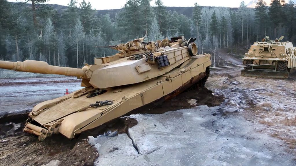 Abrams estadounidense siendo recuperado del lodo