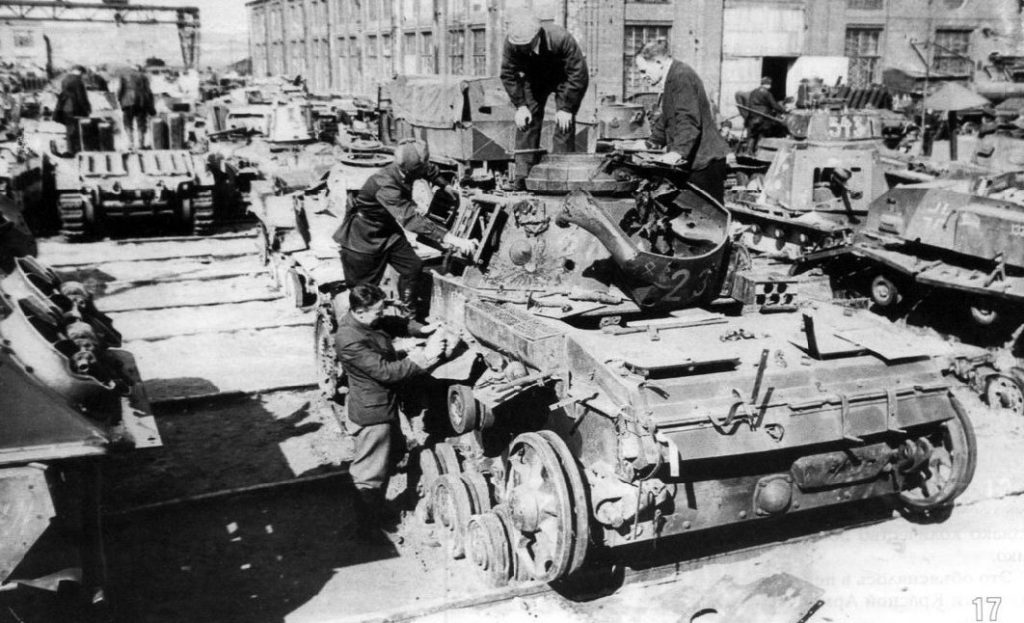 Alemanes reparando sus tanques y vehículos capturados