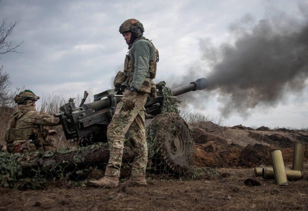 Soldados ucranianos disparando a los rusos en Bakhmut