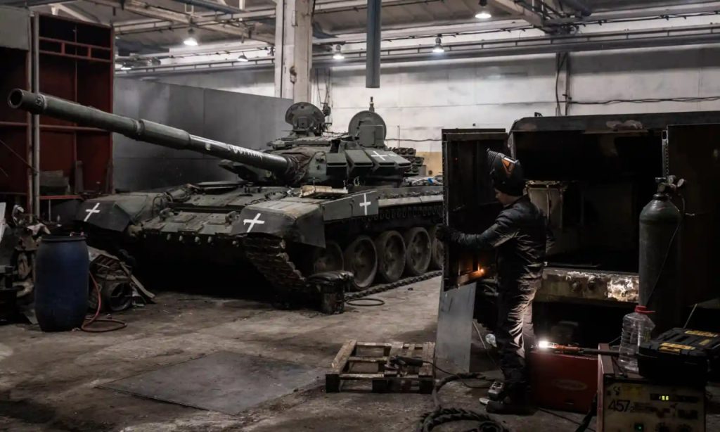 Taller mecánico ucraniano y un T-72 en reparación