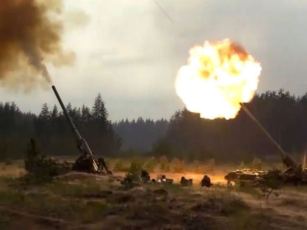 Artillería rusa disparando en Ucrania