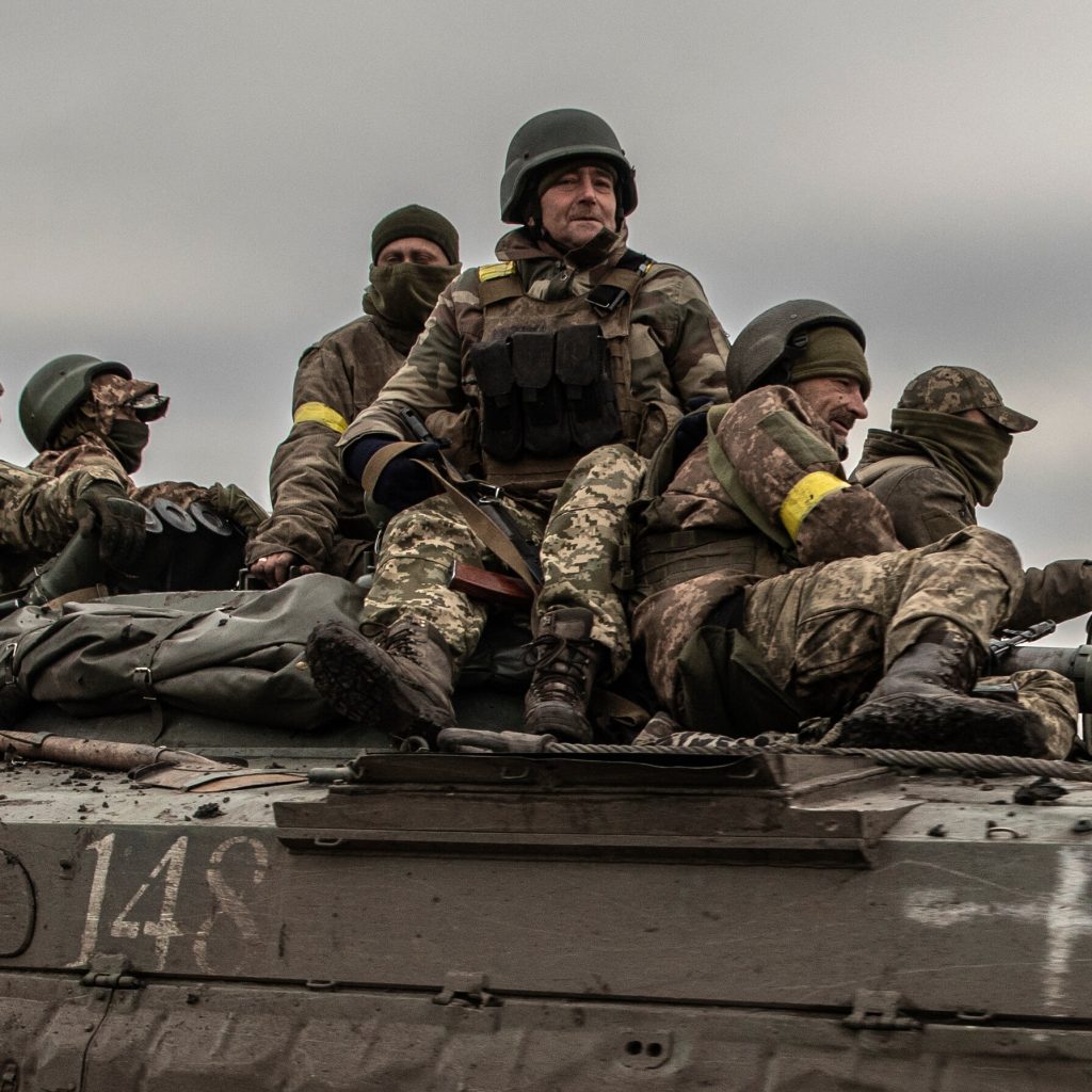 Soldados ucranianos sobre un vehículo