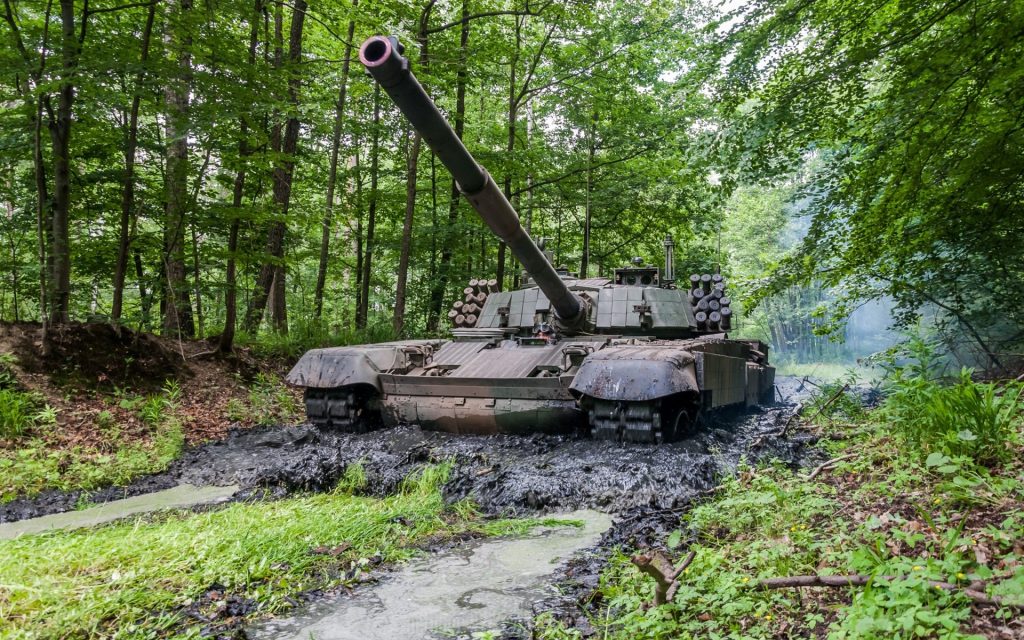 PT-91 polaco atascado en el lodo