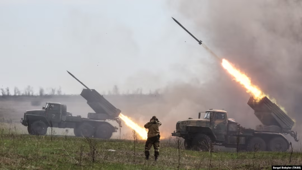 Fuerzas rusas disparando contra pisiciones ucranianas