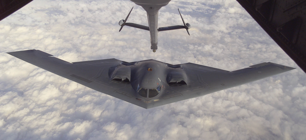 B-2 Spirit siendo repostado en pleno vuelo. 